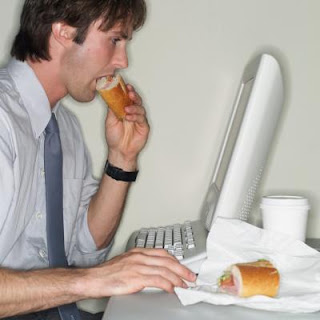 ¡La comida se vuelve veneno cerca de la computadora! ~ Gallo Pinto