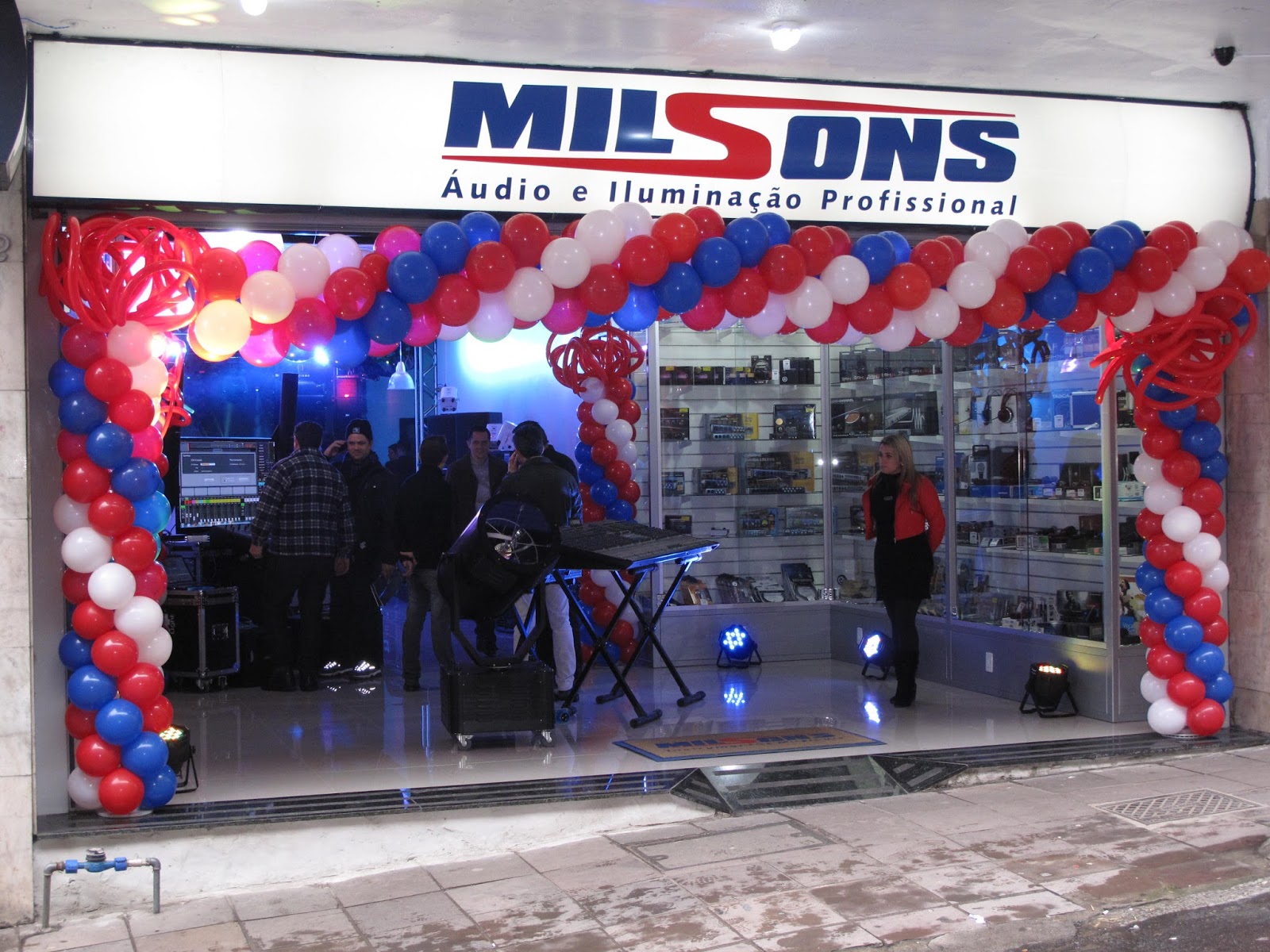 Mil Sons inaugura loja de Áudio e Iluminação Profissional Lojas