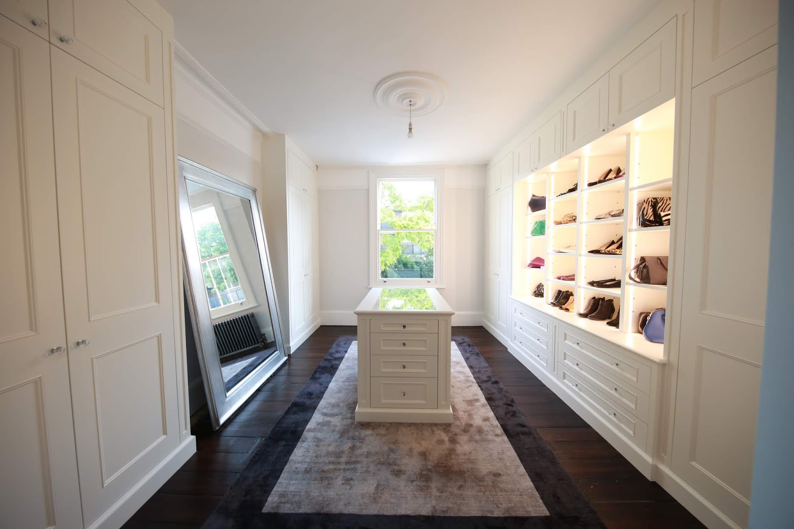 ENGLISH STYLE CLASSIC DRESSING ROOM