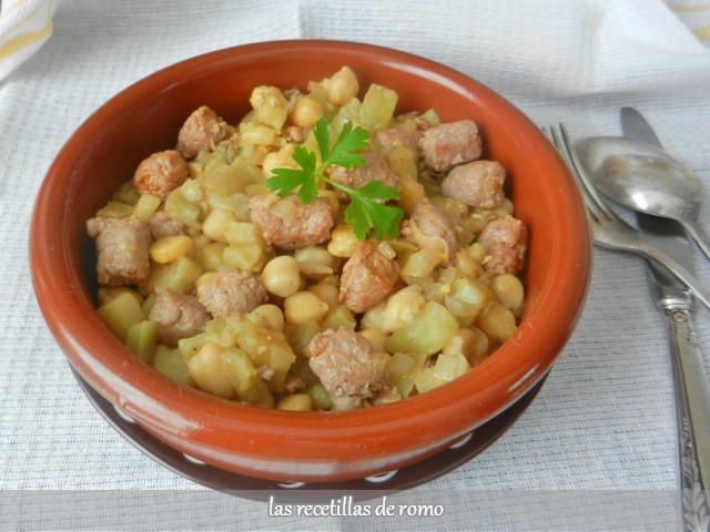 "Garbanzos con berenjenas y salchichas"