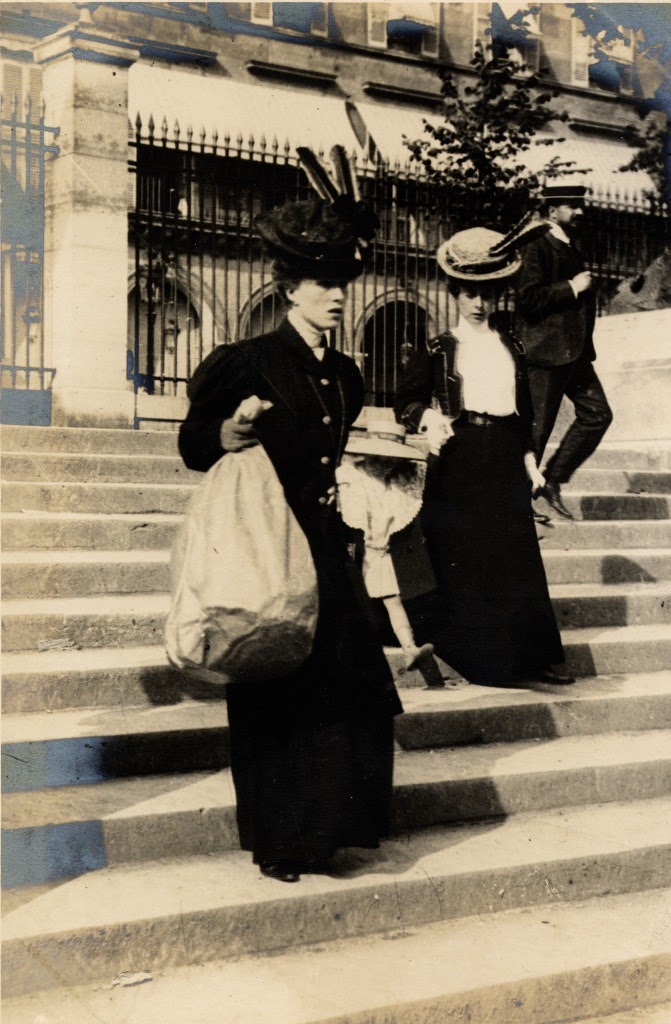 Amazing Vintage Photographs That Show Paris Street Style of 1906