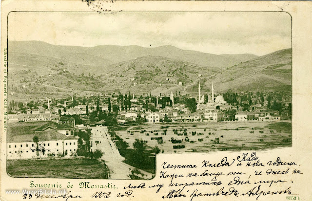 Souvenir de Monastir - 1902 година Панорама на Битола со Белата, Црвената касарна и полигонот за вежби на турската војска е најчестиот мотив од тоа време, како што е оваа разгледница од 23 декември 1902 година испратена во Софија со напис: Нада, Честито Коледе и Нова година. Кажи му на татко ти дека денес на Љубе му испратив една лира. Твојот братучед Авранов. 23 декември 1902 год. На страната на адресата стои: Mademoiselle Nadia Boutchkoffeleve a l’ecole francaisea Sophia (Bulgarie)