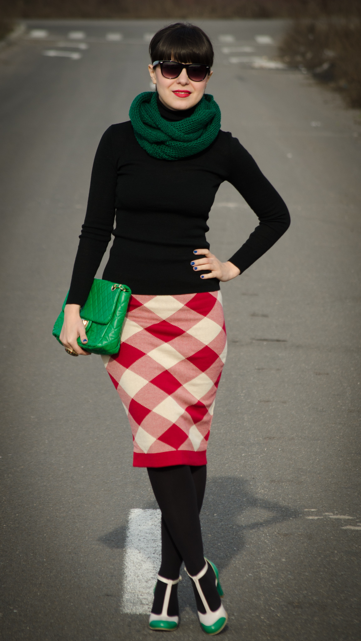 red checkered pencil skirt checkers black turtleneck green scarf bag handbag nude & green high heels tina R koton Christmas look outfit