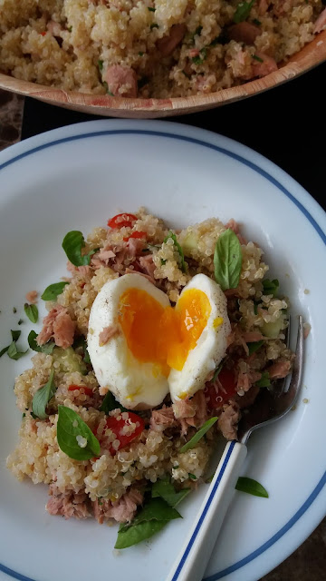Salade quinoa et son oeuf mollet,plat diététique et rapide à réaliser!