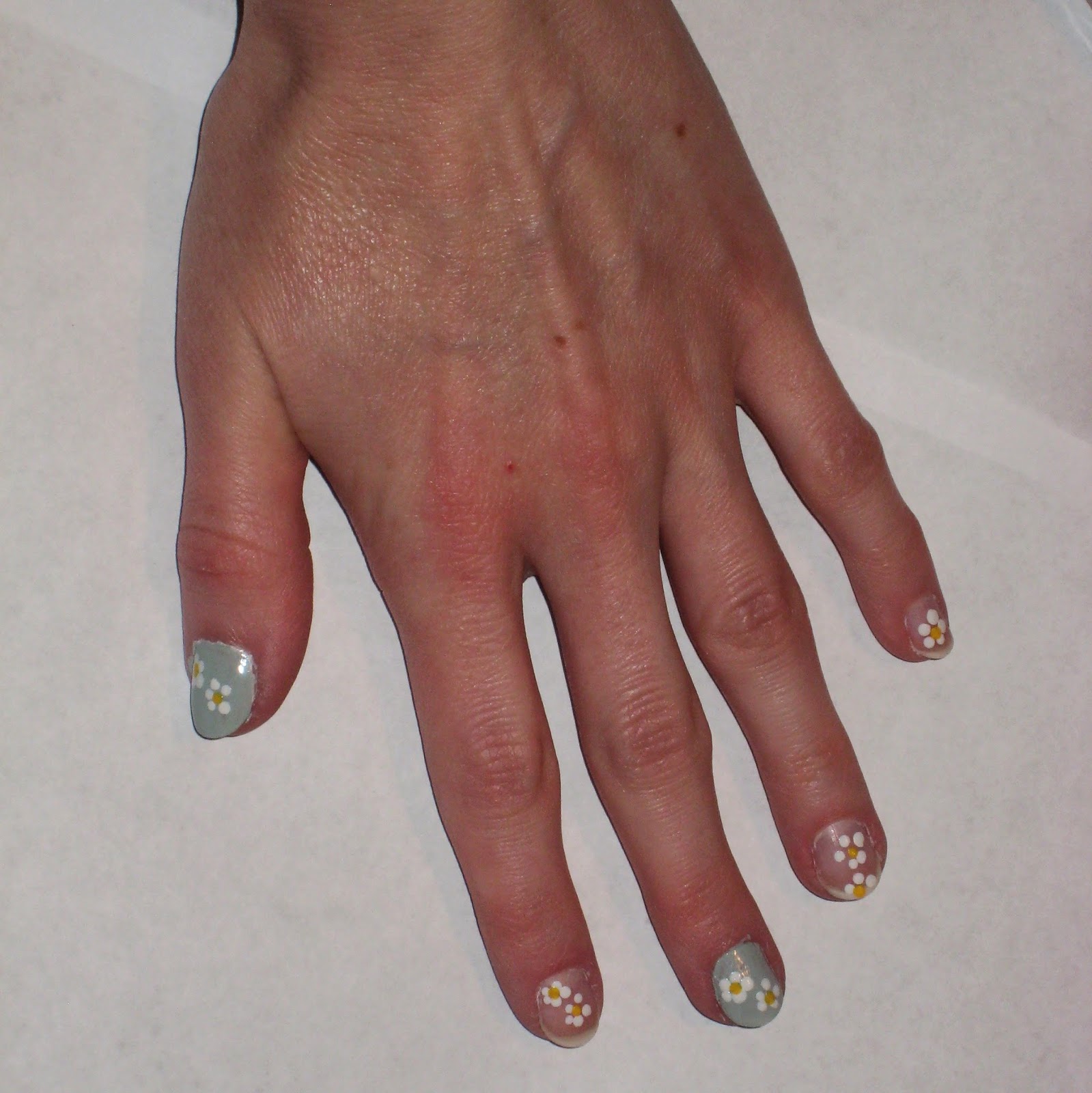 Erica's Fashion & Beauty DIY Daisy Nail Art
