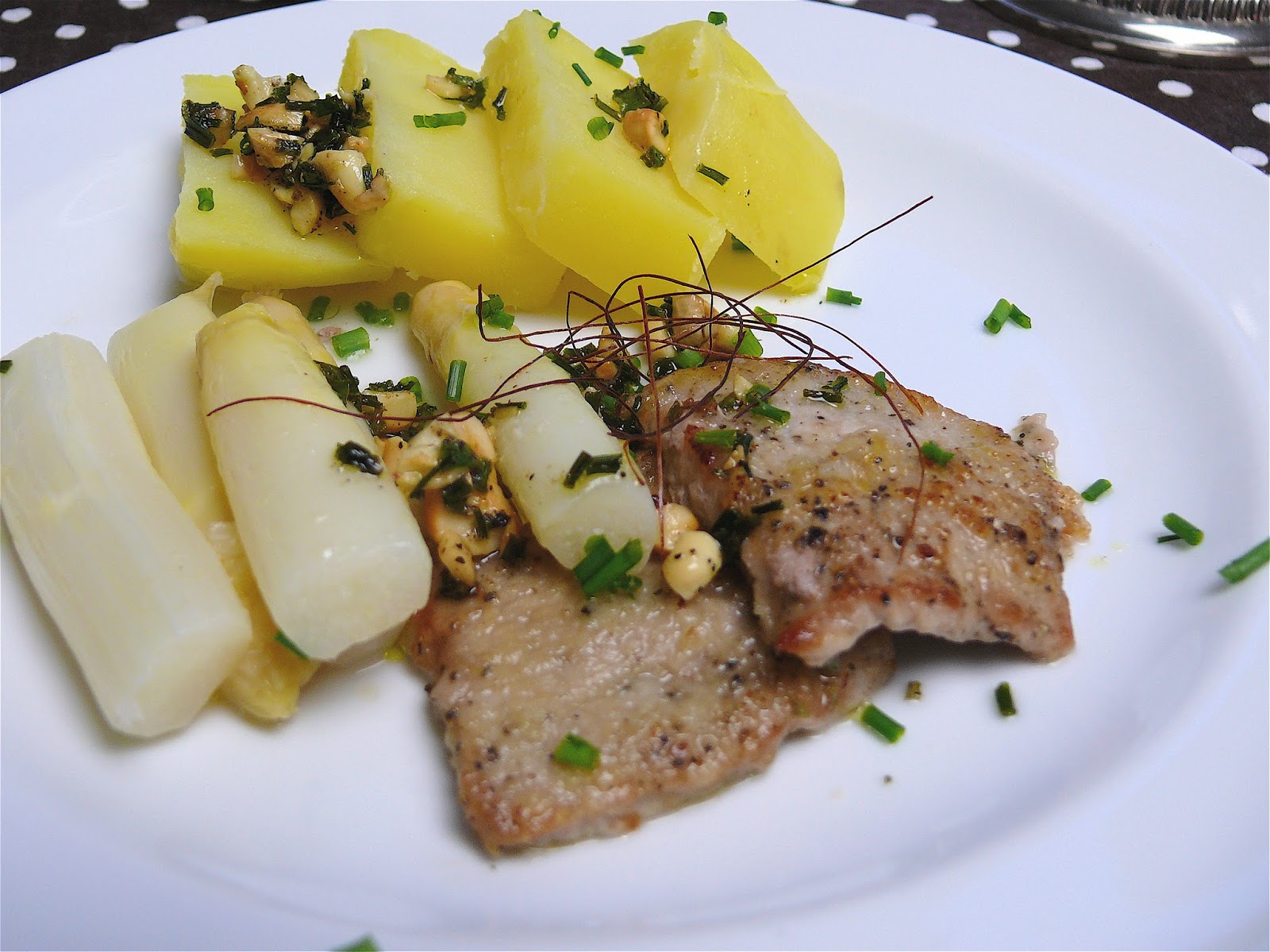 Kalbsschnitzel mit Spargel, Kartoffeln und Schnittlauch-Trüffelbutter