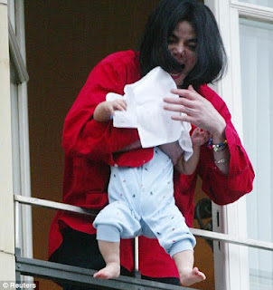 Michael-Jackson-danngles-baby-over-balcony.jpg