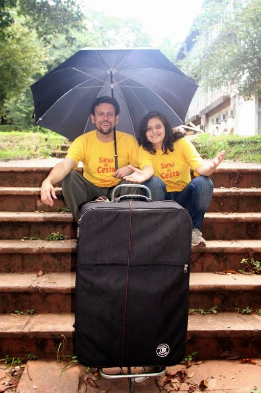 Claudio Laureatti e Tatiana Busato a caminho do Sarau do Metrô (POIESIS). Sarau da Cesta CONVIDADO