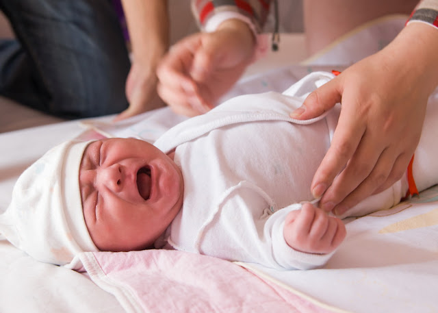 Emzirme döneminde bebeğin ağlamasının nedenleri