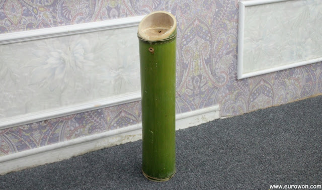 Caña de bambú llena de soju coreano