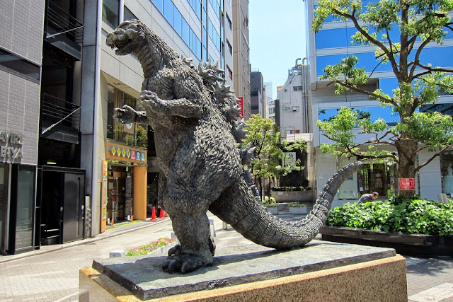 estatua de Godzilla en Hibiya Chanter