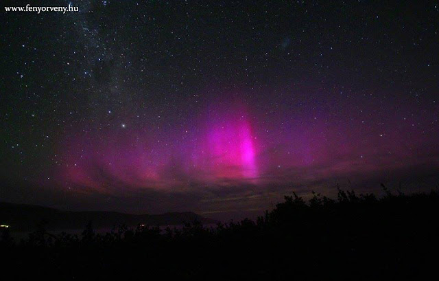 Gyönyörű lilás magenta színű sarki fény volt Új-Zéland felett