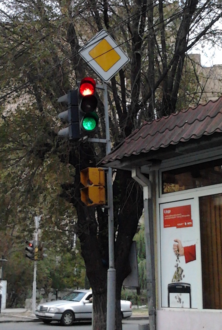 Почему был светофор зеленый песня. Светофор красный и зеленый. Улица с зелеными светофорами. Переключение светофора с красного на зеленый. Желтый светофор с зеленой полосой.