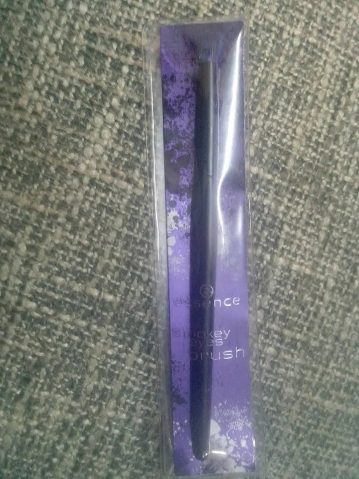 Review Essence Smokey Eyes Brush
