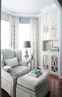 Sugestões para decorar a sala e o quarto em azul, numa casa cheia de estilo.