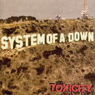 Imagen del álbum Toxicity System of a Down (2001). Nombre de la banda en letras blancas sobre la ladera de "Hollywood"