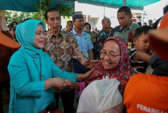 Bukti Kesederhanaan Ibu Negara, Iriana Jokowi yang Patut Kita Tiru Bukti Kesederhanaan Ibu Negara, Iriana Jokowi yang Patut Kita Tiru