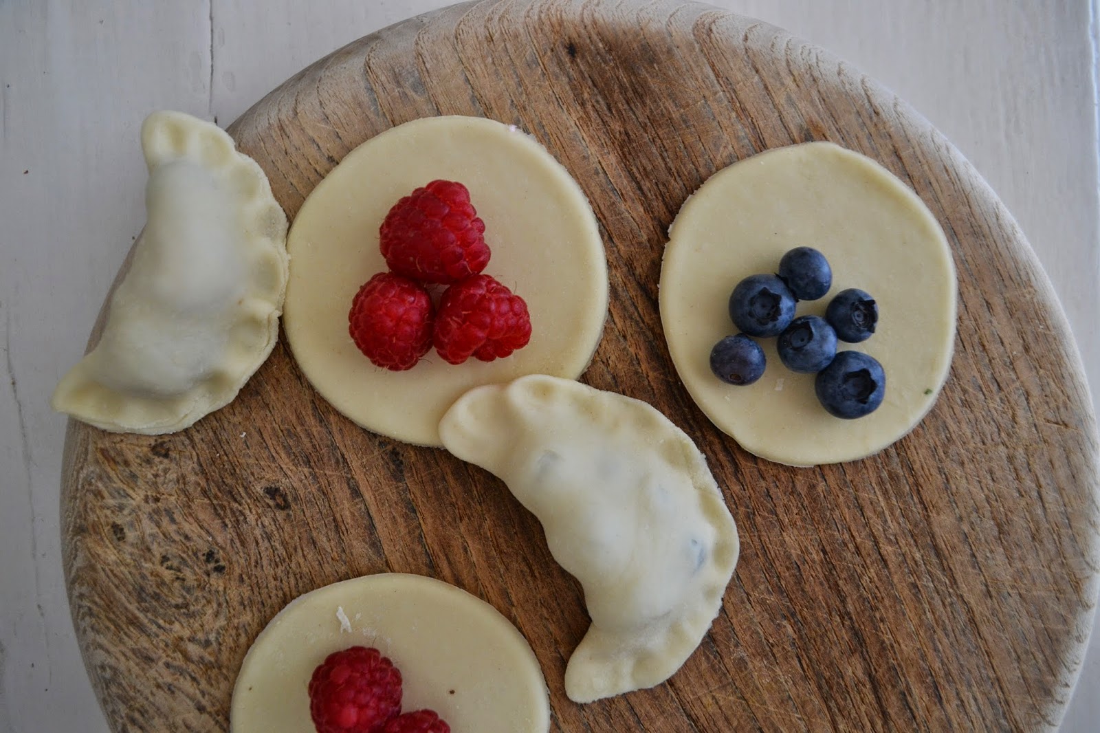 Pierogi - Polnische Teigtaschen mit Blaubeeren und Himbeeren - The ...