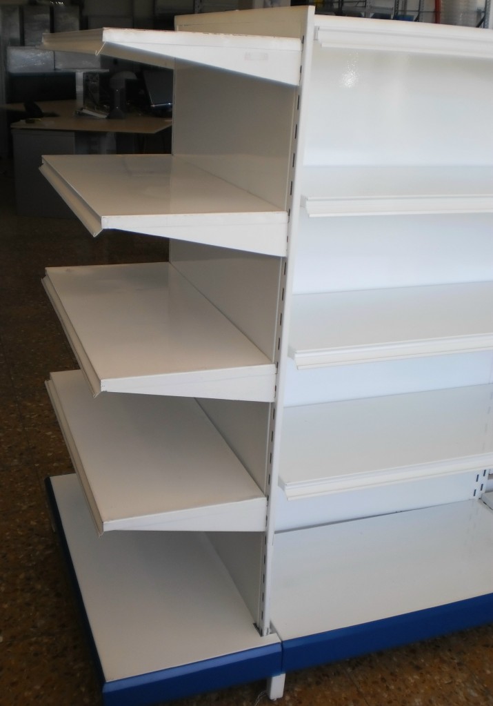 estantes metalicos y madera