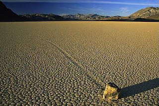 Misteri Batu Bergerak Death Valley Akhirnya Terkuak!