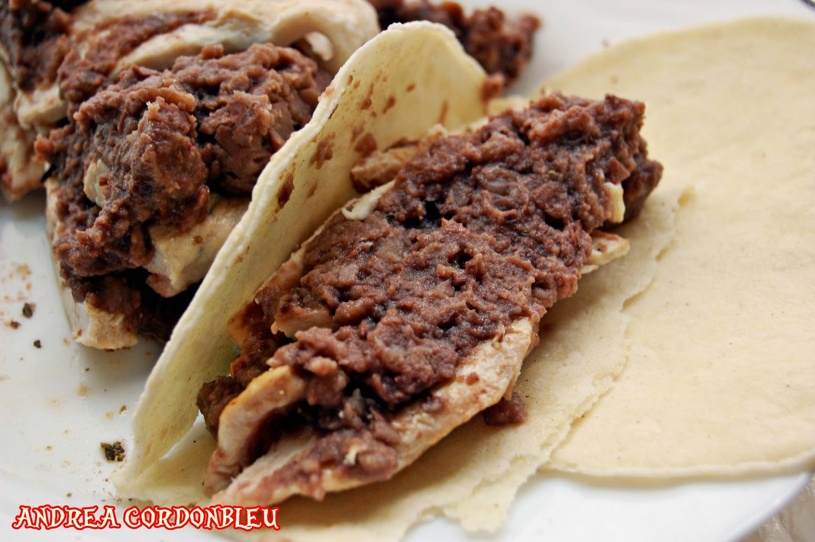 CORDONBLEU TORTILLAS DE MAIZ BLANCO CON POLLO Y FRIJOLES NEGROS REFRITOS