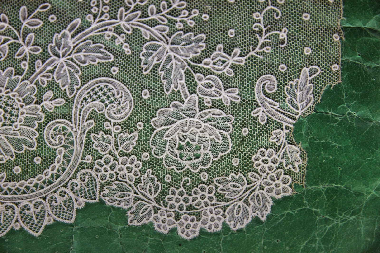 музей кружева калязин. вятские кукарские кружева. круглая скатерть спицами. орнамент на фасаде дома. кружева город.