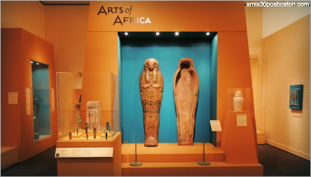 "Coffin with female mummy identified as the Chantress of Amen (Amon)" de Egipto