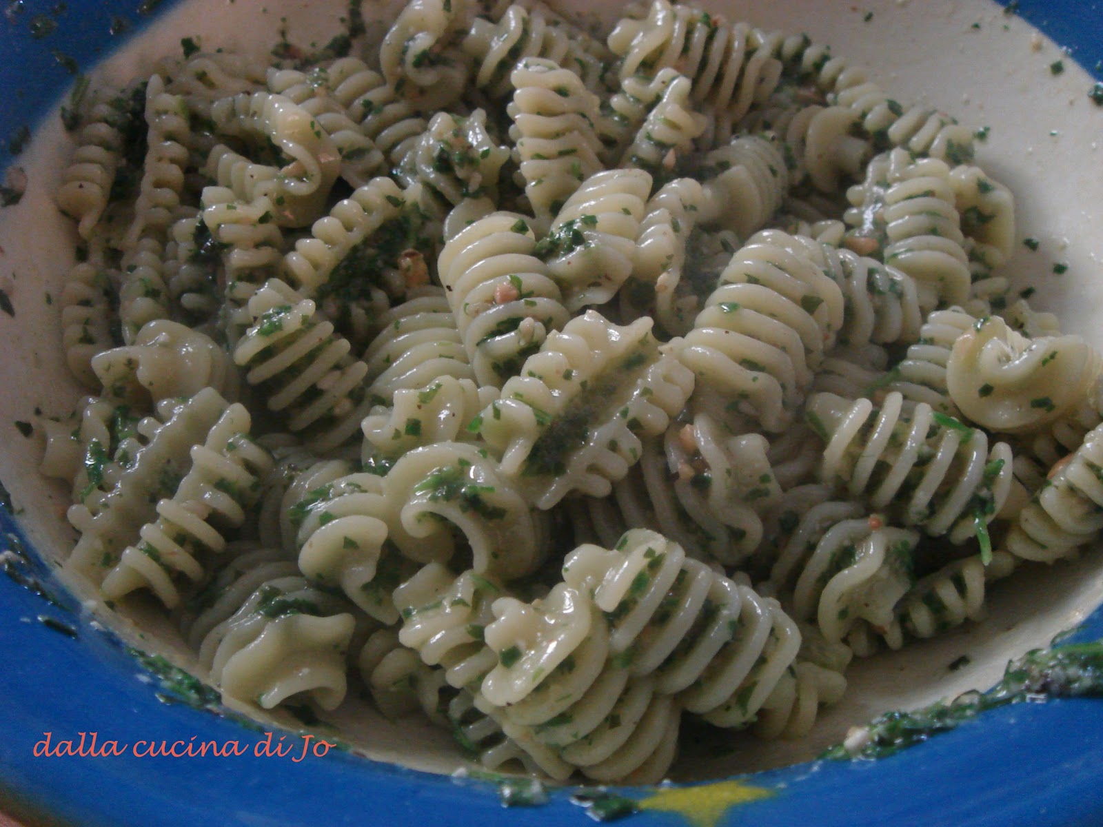 ''dalla cucina di Jo'' Pasta con pesto di rucola, noci e pinoli