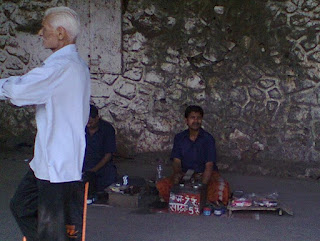 Shoe shine man polishing shoes at railway station, andheri bandra cst central western railway shoe polishers