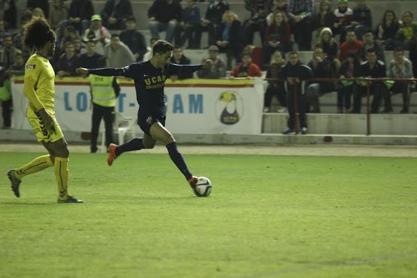 El UCAM Murcia vence al Cádiz con autoridad (2-0)