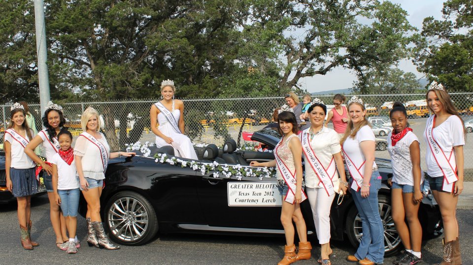 Shawniqua Stokes Blogs Participating in the Helotes Cornyval Parade