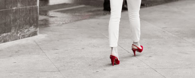 pasos, mujer, pies, zapatos, rojo, caminar, calle, suelo, blanco y negro, Madrid, Berlín