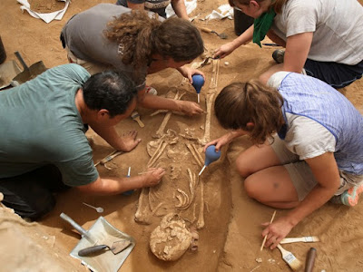 Arqueólogos descobrem cemitério filisteu em Israel Arqueólogos descobrem cemitério filisteu em Israel