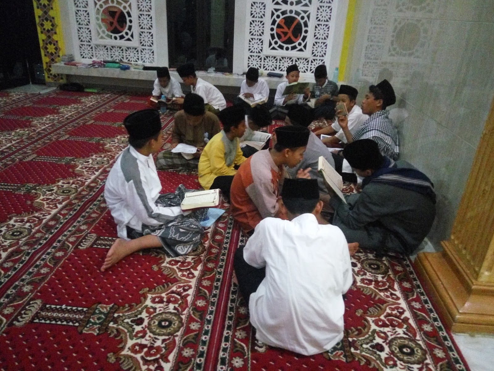 Suasana Halaqoh Tahfizh di Pesantren Baitul Quran Cirata Suasana Halaqoh Tahfizh di Pesantren Baitul Quran Cirata