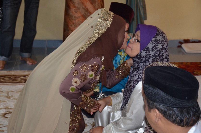 baju nikah couple red