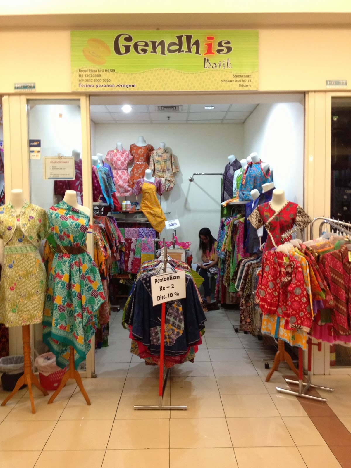 yul GENDHIS batik Toko kecil kami di Royal Plaza, Surabaya