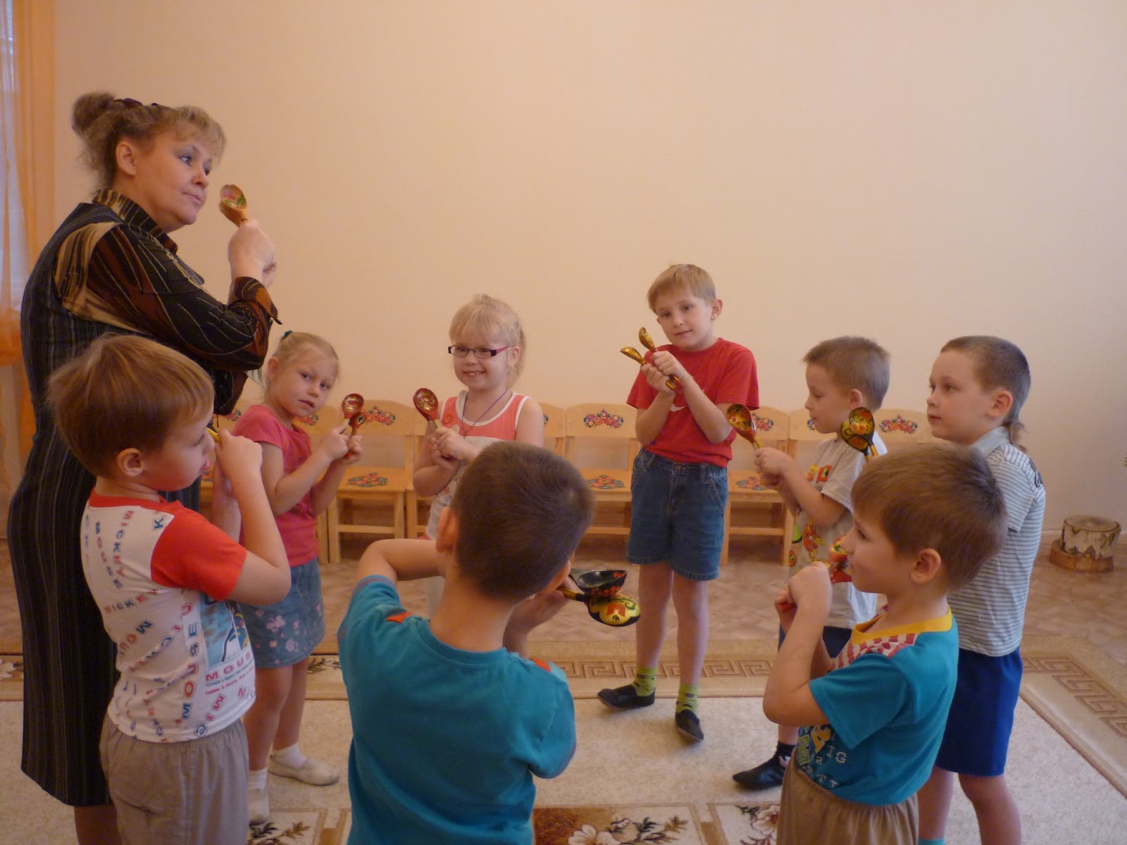 Игры на музыкальный слух. Дошкольники на музыкальном занятии. Музыкальные занятия для малышей. Музыкальное занятие в детском саду. Музыкальное занятие детсад.