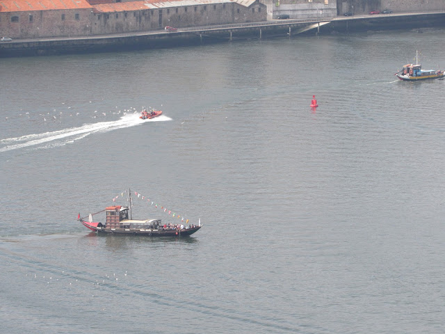 Barcos que navegam o Douro Ponte de D. Luís I - que ver em Porto, Portugal.