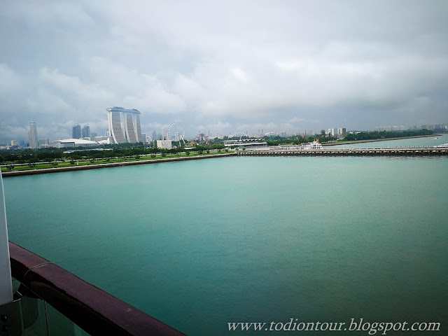 Wir blicken vom Balkon auf die Marina Bay 