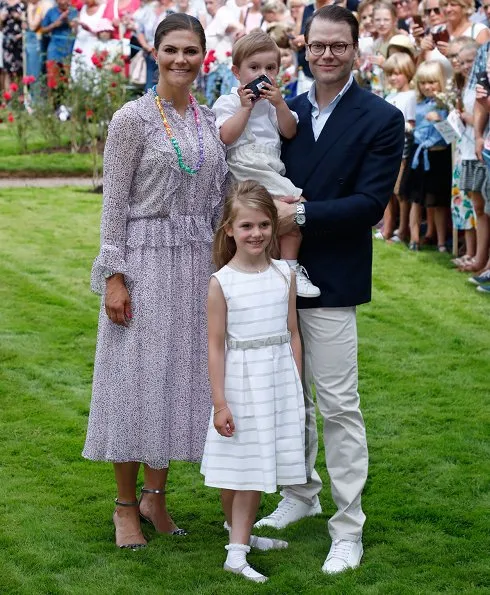 King Carl Gustaf, Queen Silvia, Prince Daniel, Princess Estelle and Prince Oscar. Crown Princess wore Stylein dress. Swedish fashion brand