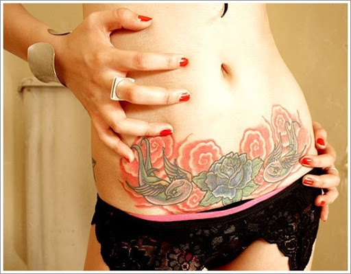 Rose Tattoo Design no Estômago