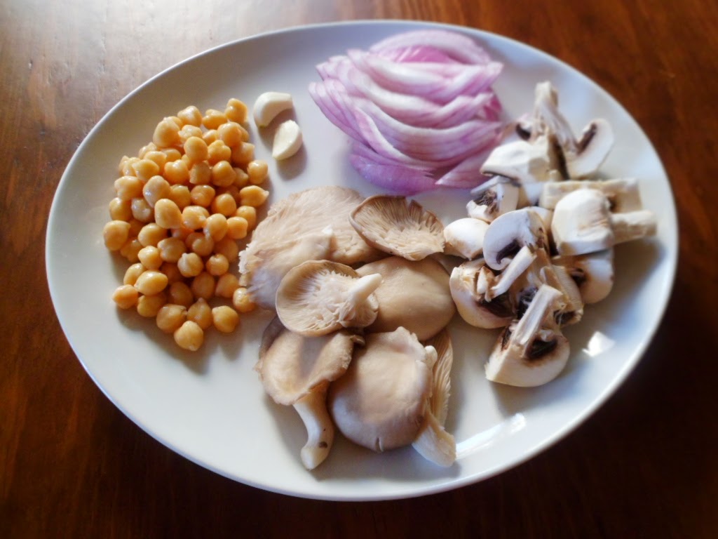 Guiso vegano de garbanzos con setas.