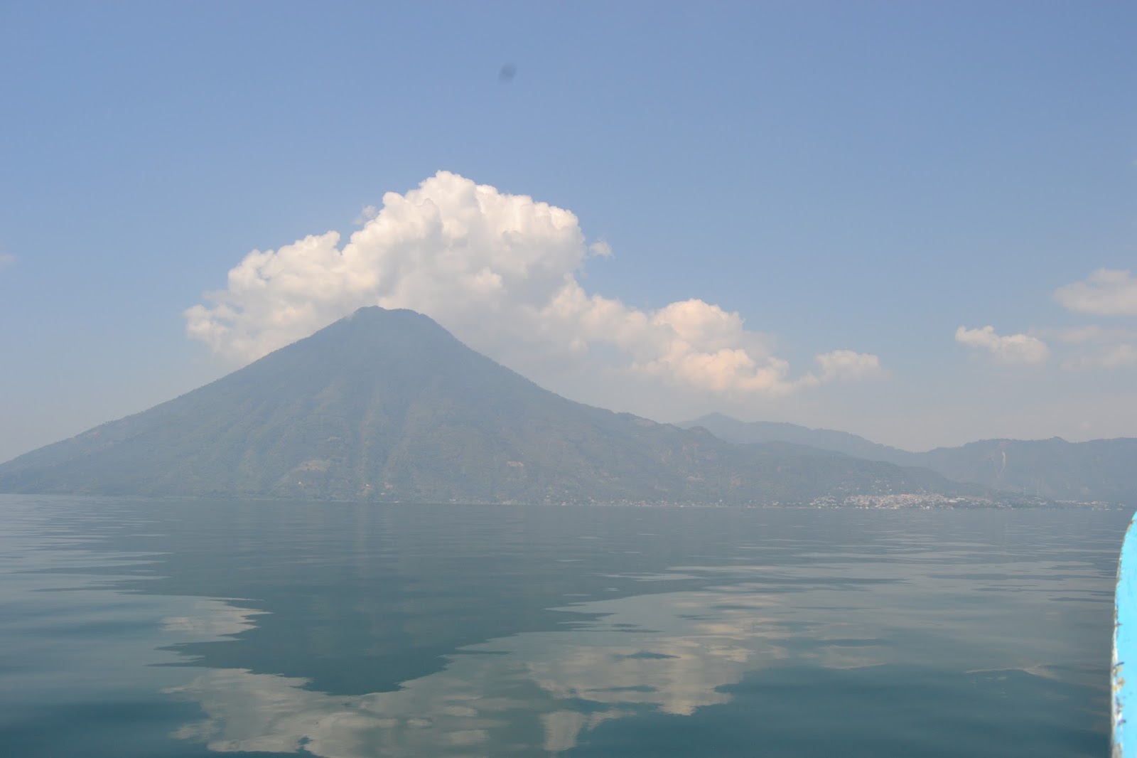 De Europa y América En el lago de Atitlán pueblos mayas y volcanes