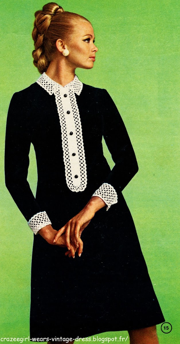 Romantisme du velours noir éclairé de broderie anglaise    Robe en velours. Le volant qui compose le jabot ponctué de boutons est en broderie anglaise comme le col rabattu et les revers des manches. Des pinces obliques galbent le devant coupé d’une découpe de taille et d’une couture. Le dos est fixé par une fermeture à glissière.  1967 60s 1960 black velver dress white collar cuffs mode fashion couture yeye