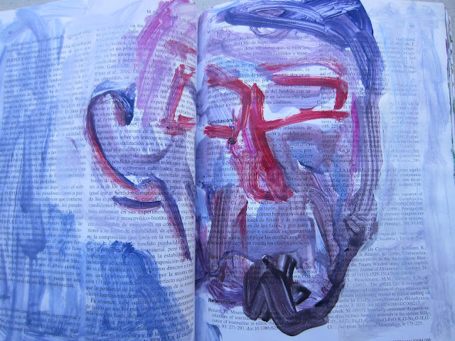 Pintura que muestra la cara de un hombre en azul con gafas en rojo, pintado sobre un libro, obra de Emebezeta, datada en junio de 2012. Retrato. Portrait. Pintura sobre libros reciclados. 