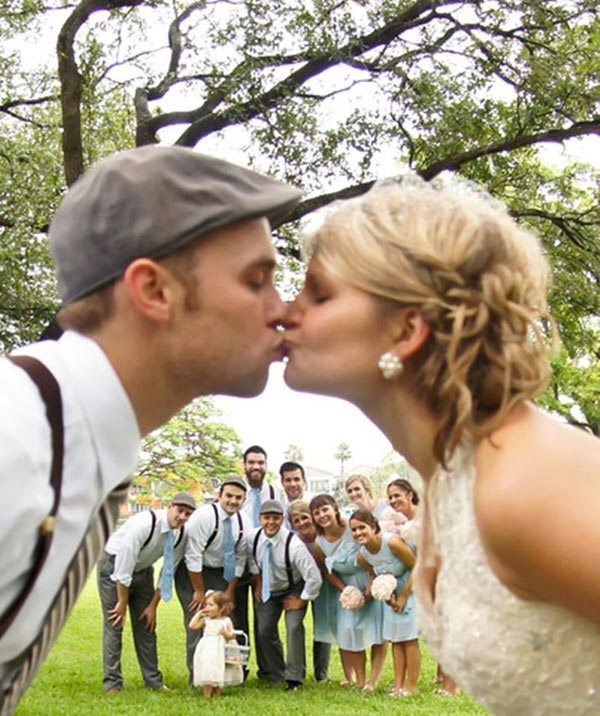 kissing tunnel wedding photo