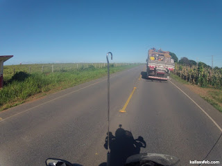 Alguns "corajosos" se arriscando na caçamba do caminhão.