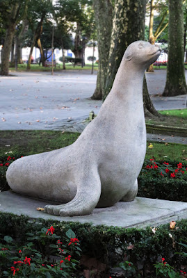 Foca del parque del Muelle de Avilés