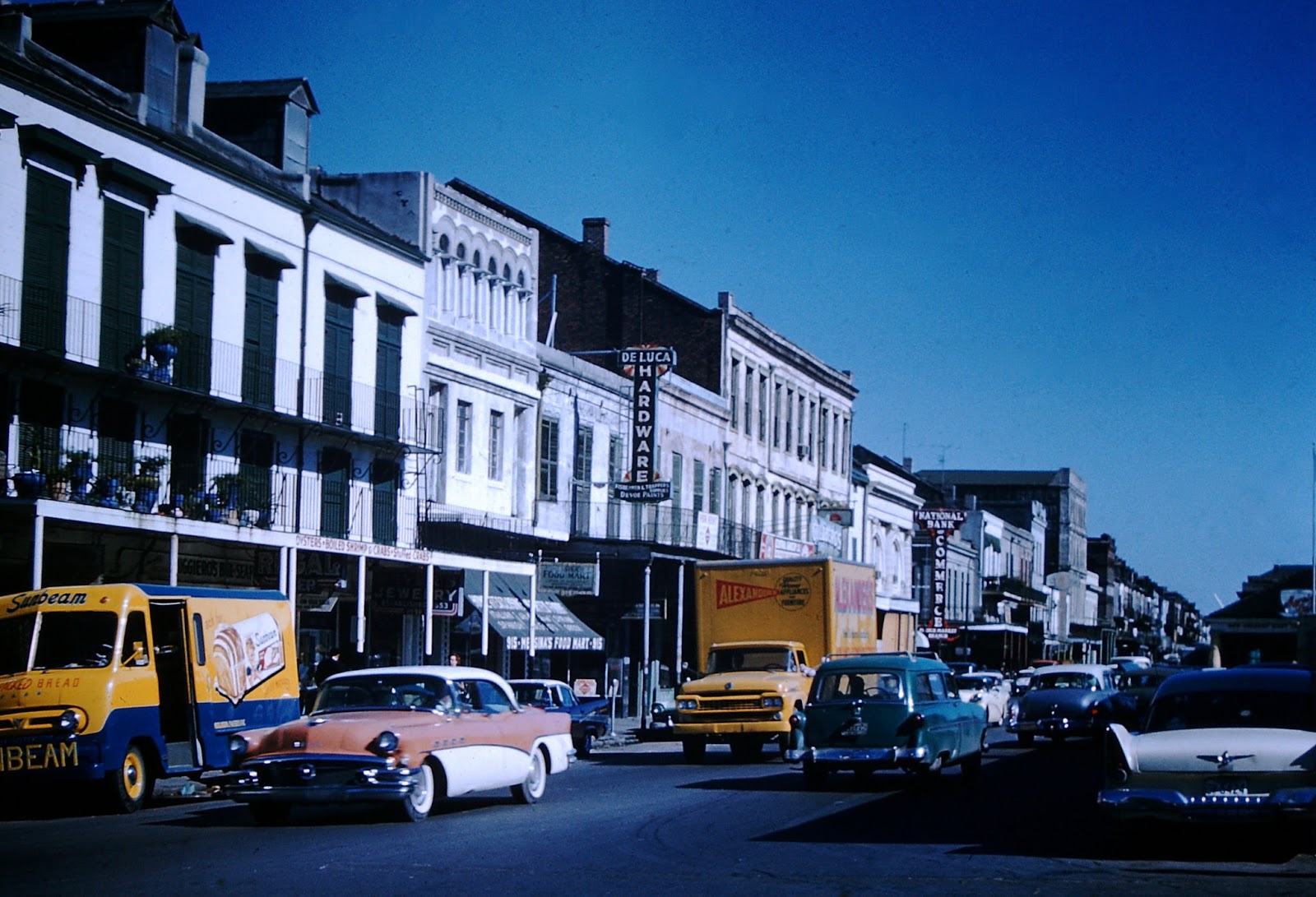 22 Wonderful Color Photographs Capture Street Scenes of New Orleans