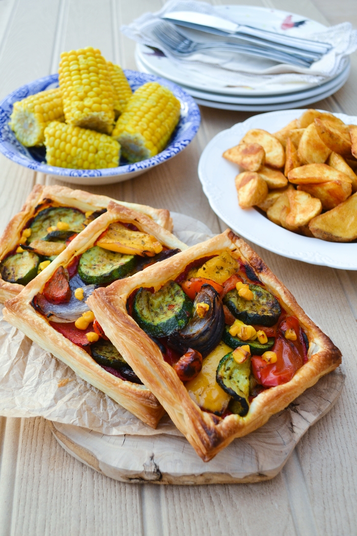 An Easy Mediterranean Tart from @tinnedtoms that will feed a family of four for less than £7 (with wedges and mini corn on the cobs too). It's so simple to make and tastes delicious. The whole family will love this vegan friendly dinner. www.tinnedtomatoes.com
